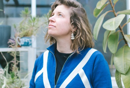 La bassiste et compositrice Lara Rosseel artiste en résidence aux Ha-Concerts (anciennement Handelsbeurs) à Gand.