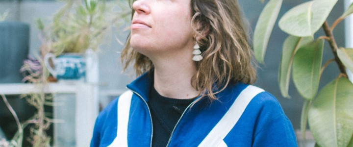 La bassiste et compositrice Lara Rosseel artiste en résidence aux Ha-Concerts (anciennement Handelsbeurs) à Gand.